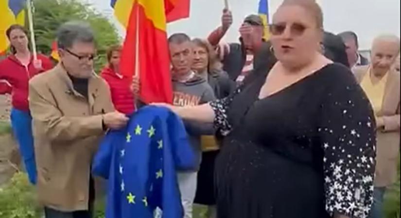 Az uniós zászló széttépésével „ünnepelte” Európa napját a soviniszta román EP-képviselő (VIDEÓ)
