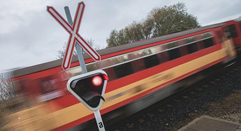 Hibázott a sofőr, súlyos baleset történt egy vasúti átjáróban (fotók, videó)