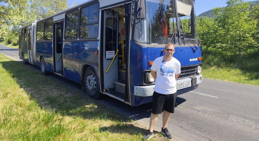 Így lett sztár a „kék csuklós” Tapolcán – rajongók fotózták a zalai Ikarust a tanúhegyeknél (galéria)