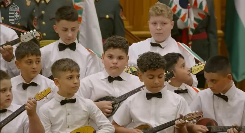 Magyar Péter: Teljességgel vállalhatatlan, hogy a Mi Hazánk kivonult a tamburás gyerekek előadásáról és a Himnuszról