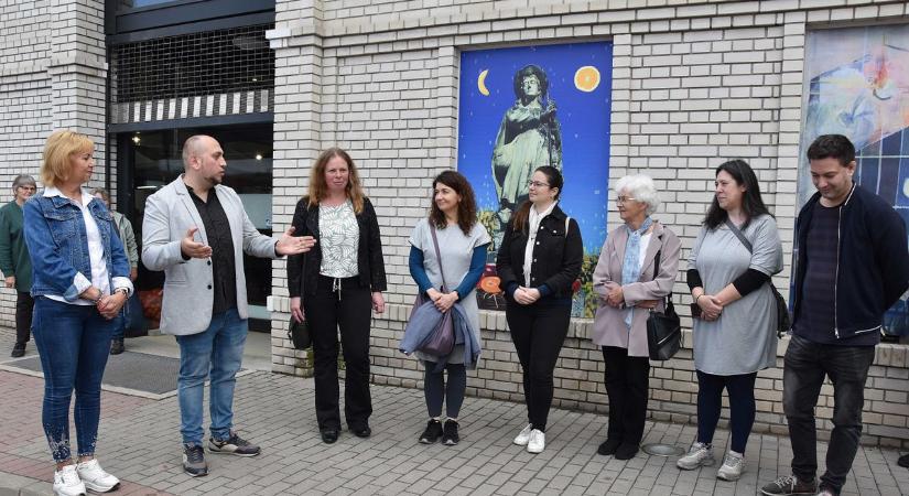 Szürke vakablakokból is születhet csoda, új arcot kapott a jászberényi piaccsarnok – galériával