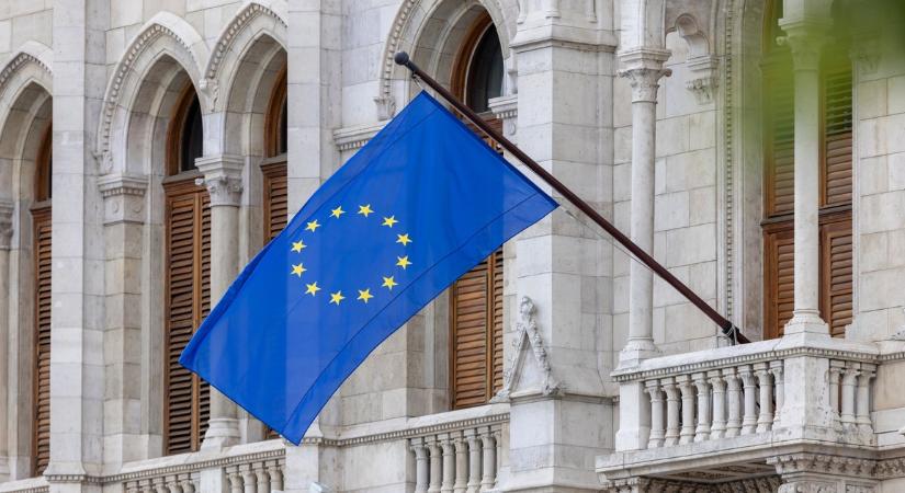 Üvöltve cincálta darabokra az Európai Unió zászlaját a botrányhős román EP-képviselő – videó