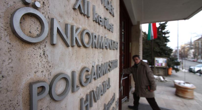 Miközben már mindenki a Kossuth térre figyelt, szép csendben leköszönt az alpolgármester