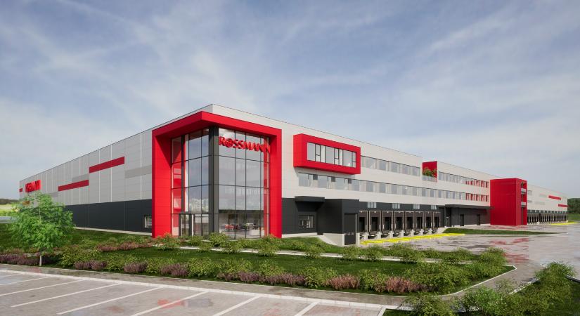 Új női-férfi ügyvezető párossal és történelmi beruházással erősít a Rossmann Magyarország