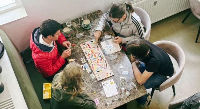 Szekrénybe kell zárnunk a telefonunkat ebben a bécsi kávézóban
