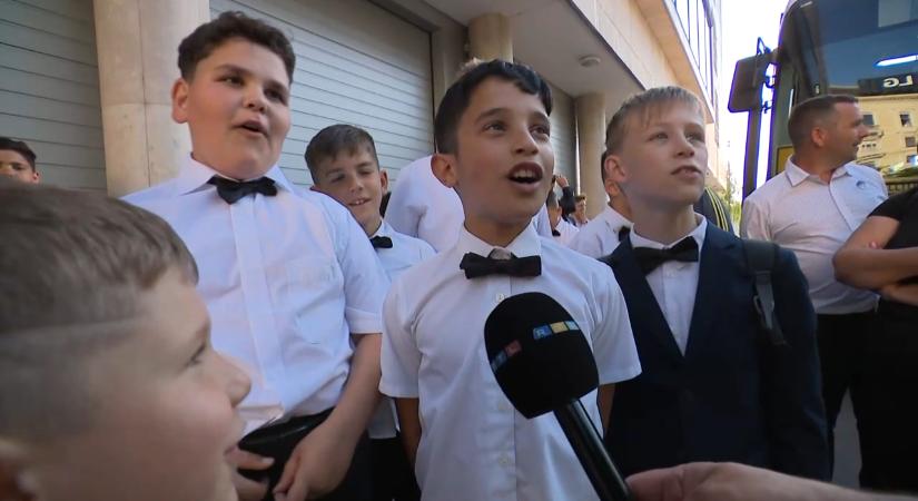 Kulisszatitkok Sükösdről a Parlamentig – így készültek a tamburás gyerekek