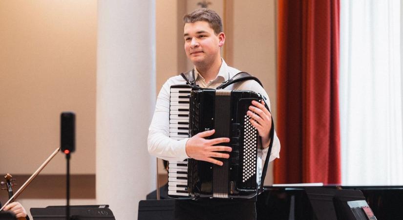 Megható vallomással búcsúzott Firenzétől a fiatal harmonikaművész