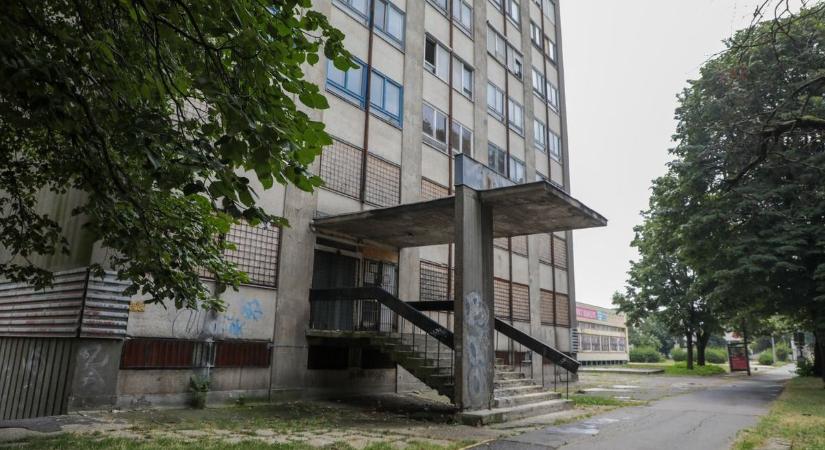 Így nézne ki luxuslakóházként a húszemeletes – fotókkal