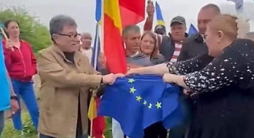Szürreális felvételek: egy román szélsőjobbos politikus az uniós zászló széttépésével ünnepelte az Európa-napot – bár így is megküzdött vele