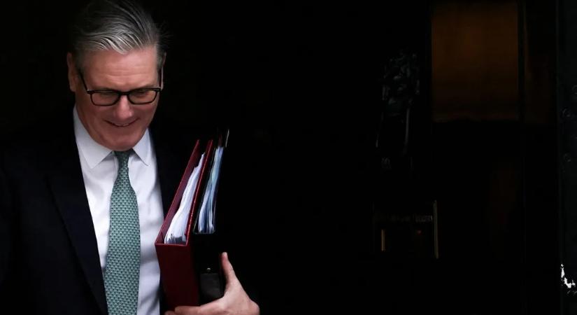 Óriási pofont kapott a Munkáspárt, a brit kormányfő kézzel-lábbal kapaszkodik a székébe