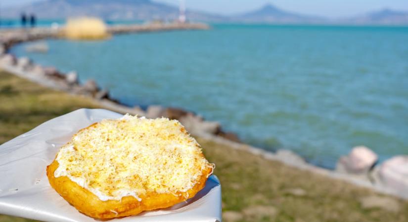 Felfoghatatlanul drága lett a lángos a Balatonnál, brutálisan elszálltak az árak