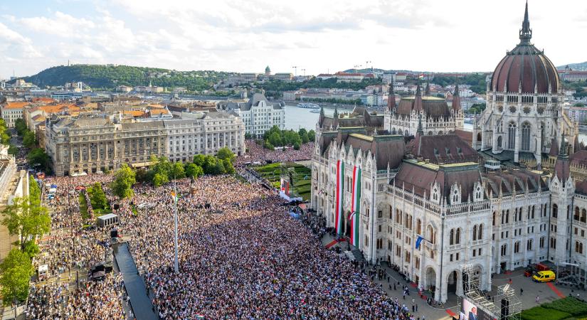 Különleges üzenetet hordozott Oláh Ibolya ruhája, amiben a Kossuth-téren énekelt