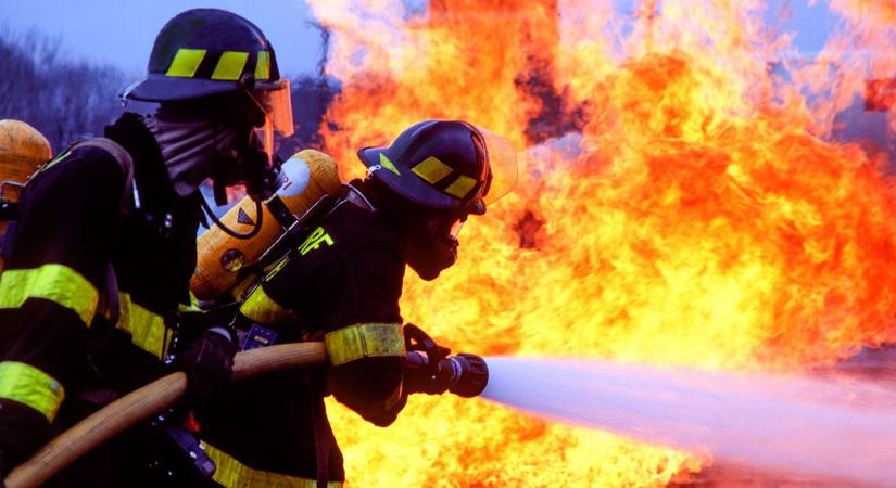 Nagy területen égett az aljnövényzet és a nyárfaszösz Szolnokon