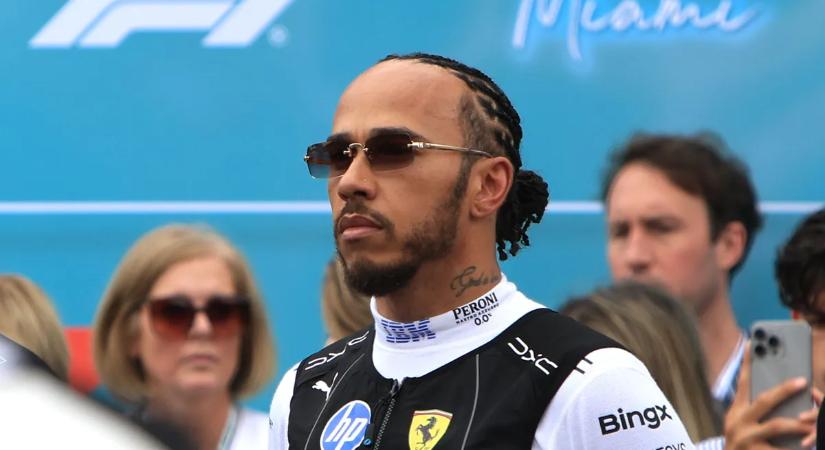 Mindenki értetlenül áll, Lewis Hamilton újra a külsejével sokkolt
