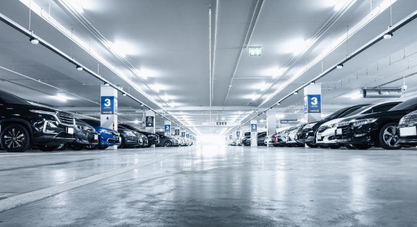 Új technológia: az autó önállóan védekezne a parkolási balesetek ellen