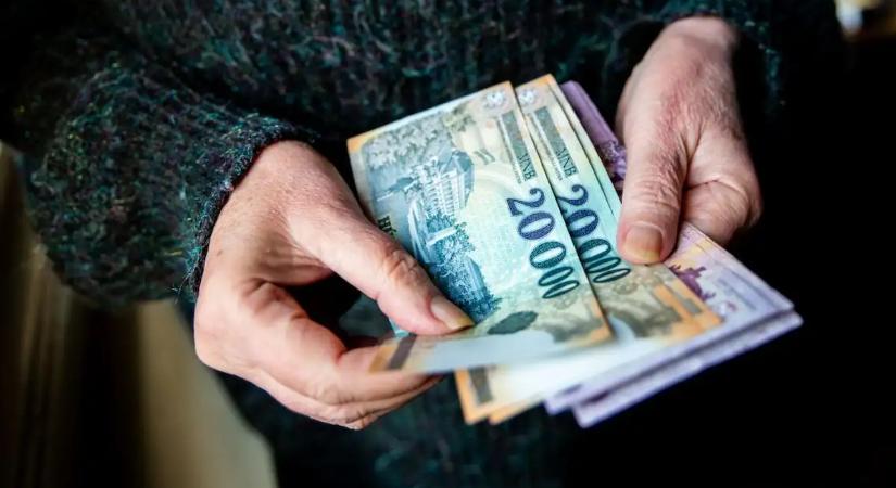Hiába ment 300 alá a dollár a hétvégén, nagyot gyengült a forint hétfő reggel
