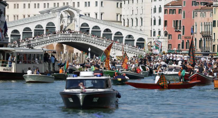 Mintha karnevál lett volna: gondolákon tomboltak a Venezia szurkolói – videó