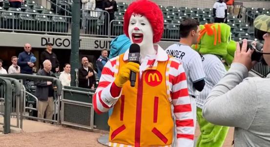 Ledöbbentek a szurkolók, amikor a McDonald’s kabalafigurája énekelte el a himnuszukat