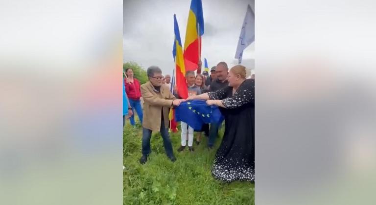 Korábban az ukrán elnök lábát akarta eltörni, most puszta kézzel pusztítja az uniós zászlót a román EP-képviselő