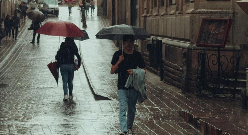 Heves zivatarok, 90 km-es szél és jég is várható hétfőn – brutálisat fordul az időjárás