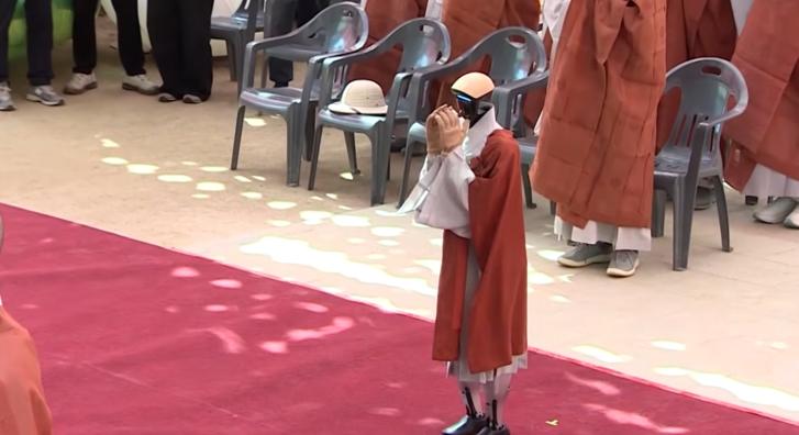 Meghökkent a világ, buddhista szerzetessé avattak egy humanoid robotot