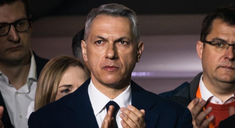 Egy lakó szerint Lázár János ki akarja szorítani őt az V. kerületi lakásából, százezres közös költséget és 12 milliós célbefizetést írtak elő neki