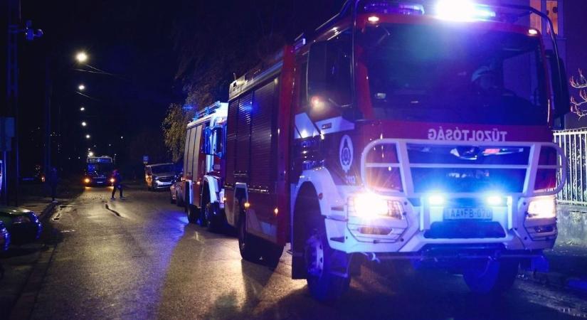 Hatalmas lángok csaptak fel a hajdú-bihari ingatlanban, két város tűzoltóit is riasztani kellett