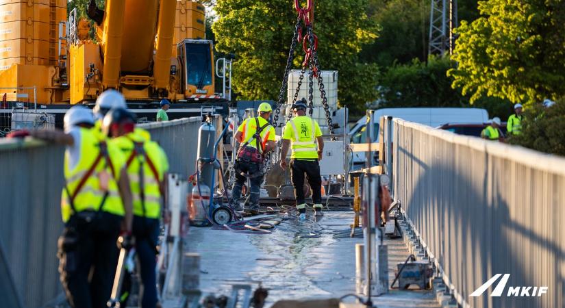 Látványos éjszakai bontás az M7-esen: daruk emelték ki a 96 tonnás hídelemet