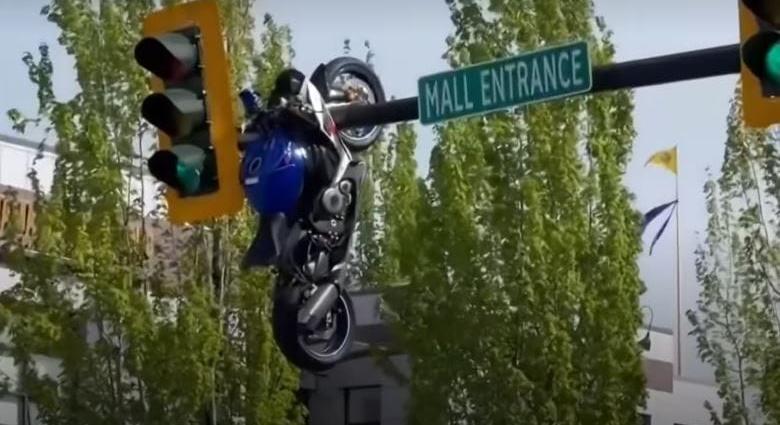 Filmbe illő baleset: lámpaoszlopon lógott egy Suzuki GSX-R az ütközés után