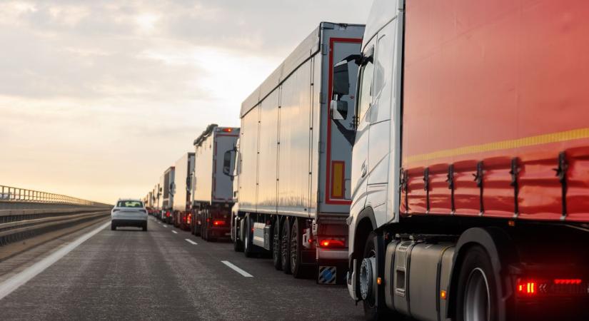 Álrendőrök több ezer eurót csaltak ki egy külföldi kamionsofőrtől az M5-ösön