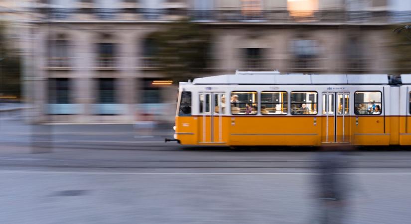 Villamos és autó ütközött Budapesten: három járat helyett pótlóbuszok szállítják az utasokat