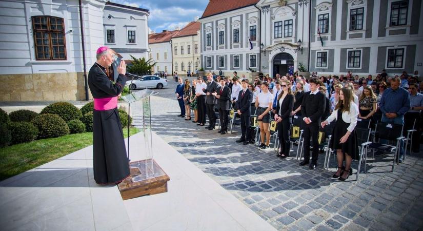 Szent Imre-díjjal jutalmazták a kiemelkedő teljesítményt nyújtó diákokat