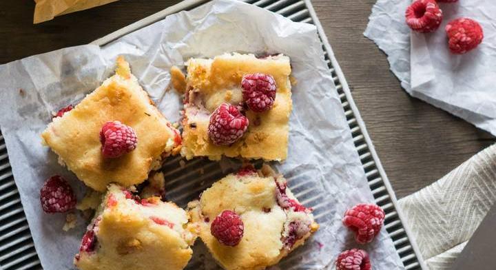 Puha, olvadós blondie friss málnával: egyszerre savanykás és édes