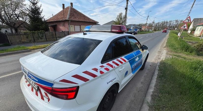 Részegen esett neki egy autónak Egerszóláton – egészen szokatlan eszközzel rongált