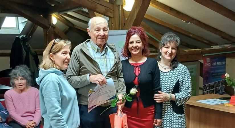Egy 97 éves brassói végezte el a digitális tanfolyamot, hogy megvédje magát az internetes csalóktól
