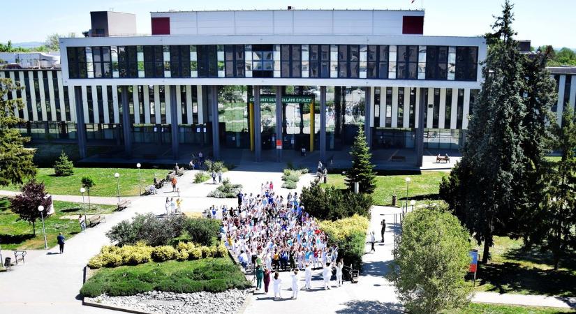 Több mint száz kórházi dolgozó mozdult egyszerre Miskolcon: látványos akcióval üzentek- videóval!