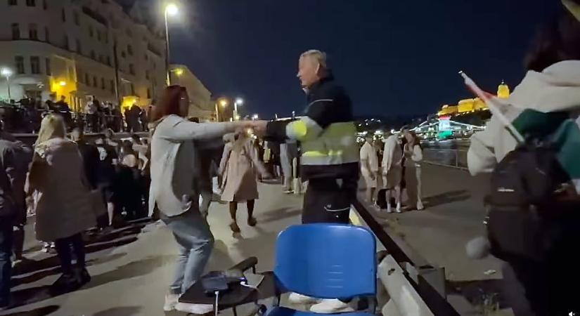 Egy mentős tánccal terelte el egy pánikrohamot kapott nő figyelmét a Parlamentnél
