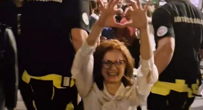 Így sérült meg, majd vitték el tolószékben a Tisza Párt EP-képviselőjét