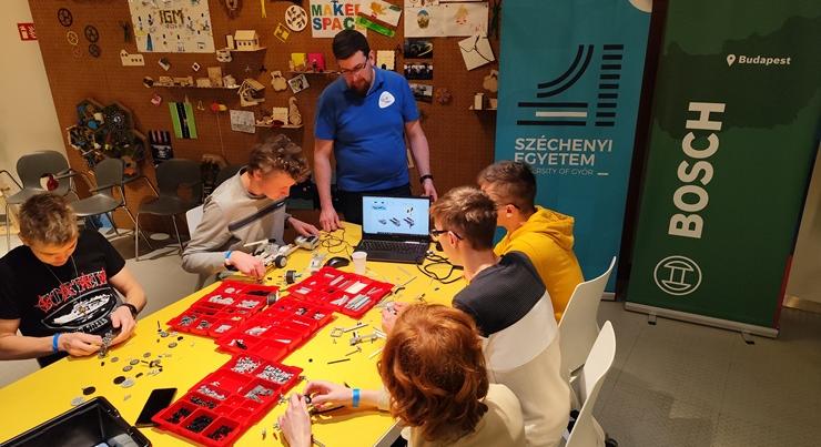 A jövő munkahelyeire készülnek ezek a magyar diákok – robotokkal és mesterséges intelligenciával