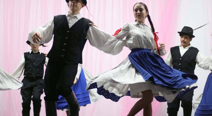 Átadták a Nagyberegi Kultúrház felújított dísztermét - Mozgalmas élet kezdődik a kistérség kulturális központjában
