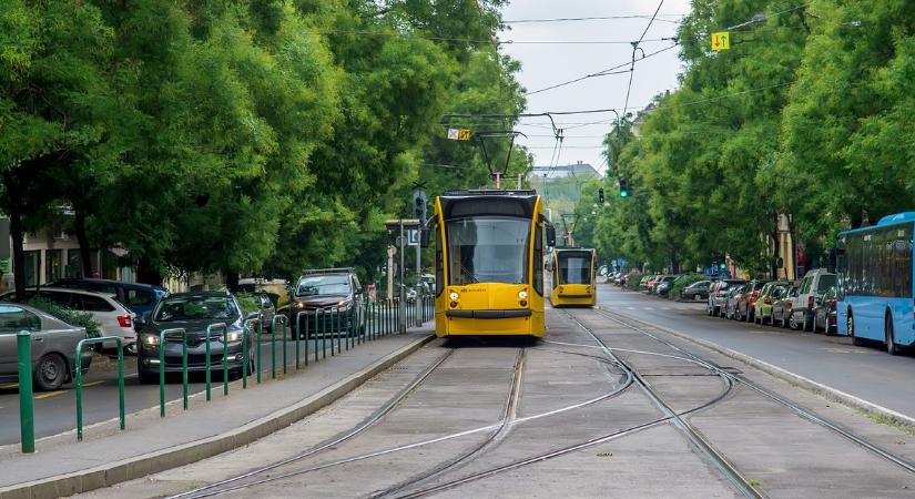 Autóval ütközött a villamos Kőbányán: pótlóbuszok járnak a Maglódi úton