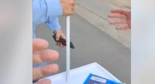 Vádat emeltek a férfi ellen, aki még márciusban rugdosta tiszás aktivisták pultját