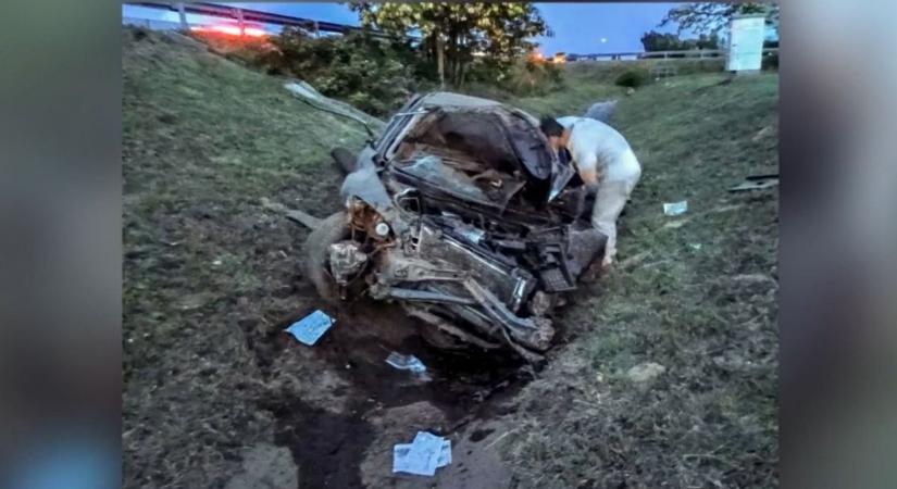 Megrendítő: Terelőbójának ütközött, majd árokba zuhant egy autós (videó)