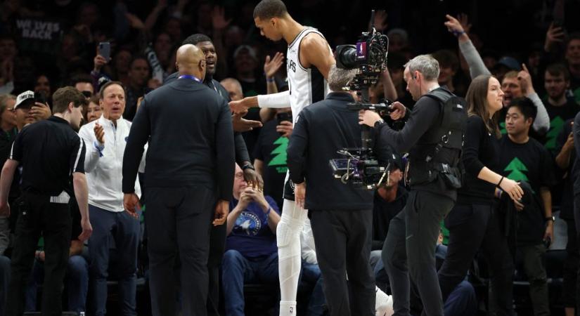 Elvesztette a fejét az NBA 22 éves sztárja, torkon könyökölte ellenfelét