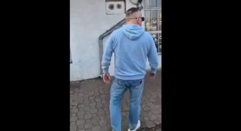 „Ha itt lesz a rendőr, meg is baszlak” – vádat emeltek a budapesti vállakozó ellen, aki szétrúgta a Tisza-standot