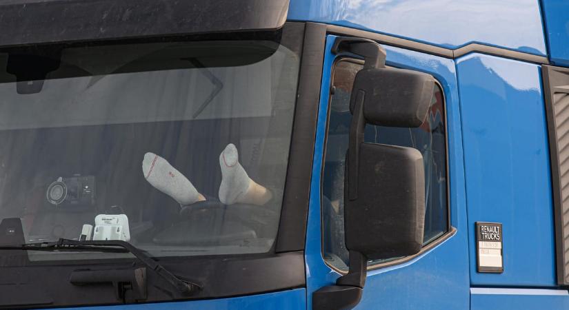 Rendőrnek adta ki magát román férfi, így lophatott meg egy bolgár kamionsofőrt a lajosmizsei pihenőnél