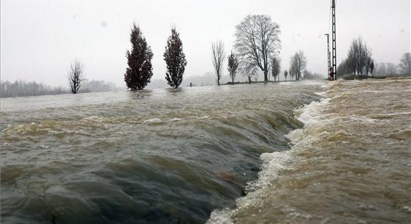 FOTÓK: Több útszakaszt is le kellett zárni a Sajó áradása miatt Borsod-Abaúj-Zemplén megyében