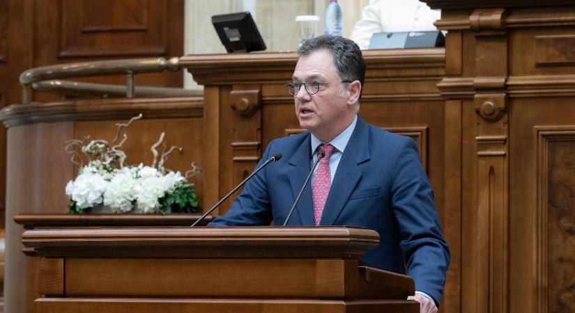 Szabályszegéssel vádolja a megbuktatott Bolojan-kormányt a szociáldemokrata politikus