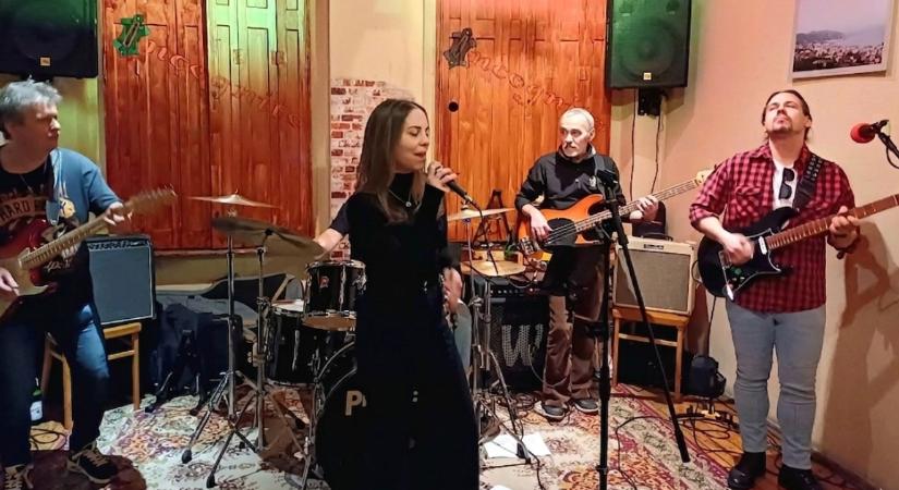 Hamarosan blues-os dallamok töltik meg ezt a debreceni klubot