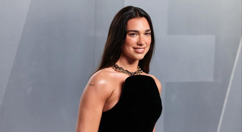 Dua Lipa beperelte a Samsungot, miután az engedélye nélkül adtak el tévéket az arcával